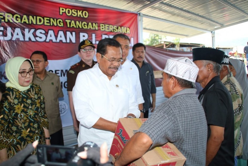 Jaksa Agung HM. Prasetyo melakukan kunjunga kerja ke Sulawesi Tengah, Senin (22/10), untuk meninjau pelayanan bantuan kemanusiaan korban bencana alam Palu- Donggala.