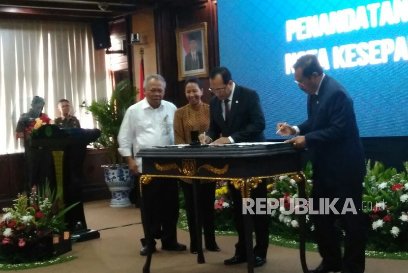 Jaksa Agung HM Prasetyo menandatangani nota kesepahaman (MoU) dengan Menhub Budi Karya Sumadi, MenPUPR Basuki Hadimuljono dan MenBUMN Rini Soemarno. Kamis (1/3).
