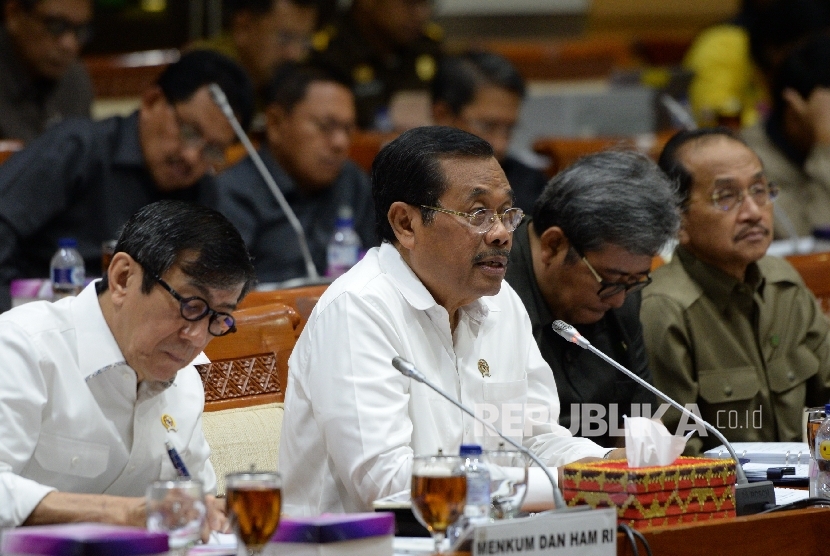 Jaksa Agung HM Prasetyo menyampaikan paparan saat mengikuti Rapat Kerja bersama Komisi III DPR di Kompleks Parlemen,Senayan, Jakarta, Senin (16/10).