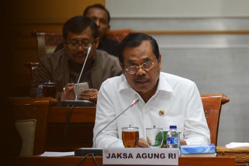 Jaksa Agung HM Prasetyo menyampaikan pendapatnya saat mengikuti rapat kerja dengan Komisi III DPR di Kompleks Parlemen, Senayan, Selasa (6/12).