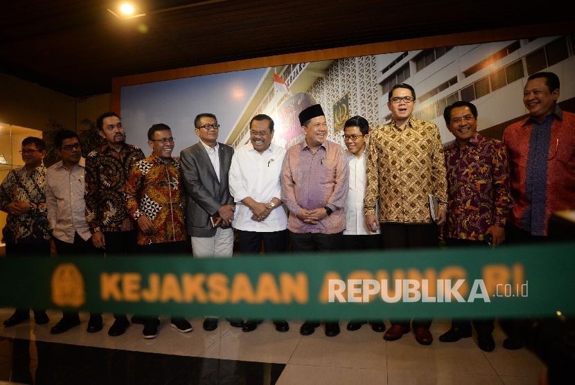 Jaksa Agung HM Prasetyo (tengah) bersama Ketua Pansus Hak Angket KPK Agun Gunandjar (kelima kiri) dan Sejumlah Anggota Pansus Hak Angket KPK memberikan keterangan pers seusai melakukan pertemuan di Kejaksaan Agung, Jakarta, Kamis (13/7).