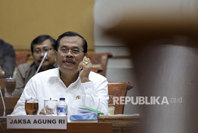  Jaksa Agung HM Prasetyo (tengah) saat menghadiri rapat kerja dengan Komisi III DPR RI di Kompleks Parlemen, Jakarta.
