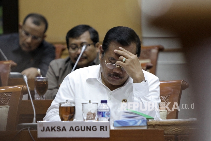  Jaksa Agung HM Prasetyo (tengah) saat menghadiri rapat kerja dengan Komisi III DPR RI di Kompleks Parlemen, Jakarta, (6/12).
