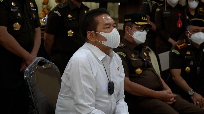Jaksa Agung ST Burhanuddin mengeluarkan eksaminasi khusus terhadap sembilan Jaksa Kejati Jabar dan Kejari Karawang menyusul tuntutan satu tahun penjara terhadap Valencya (45 tahun), seorang ibu rumah tangga, terdakwa kasus KDRT psikis di Karawang.