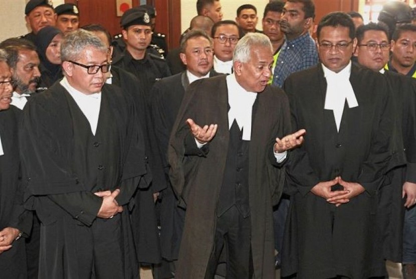 Jaksa Agung Malaysia, Tommy Thomas (tengah)