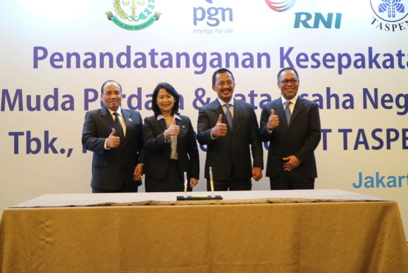 Jaksa Agung Muda Bidang Perdata dan Tata Usaha Negara (Jamdatun) Kejaksaan Agung, Loeke Larasati Agoestina bersama Direktur Utama PT Perusahaan Gas Negara (Persero) Tbk, Jobi Triananda Hasjim, Direktur Utama PT Rajawali Nusantara Indonesia (Persero) B. Didik Prasetyo, dan Direktur Utama PT TASPEN (Persero) Iqbal Latanro.