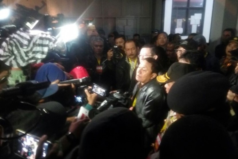 Jaksa Agung Muda Pidana Umum, Kejagung, Noor Rachmad, memberikan keterangan pers usai pelaksanaan eksekusi di Dermaga Wijayapura, Cilacap, jumat (29/7) dinihari (Foto: Eko Widiyatno)