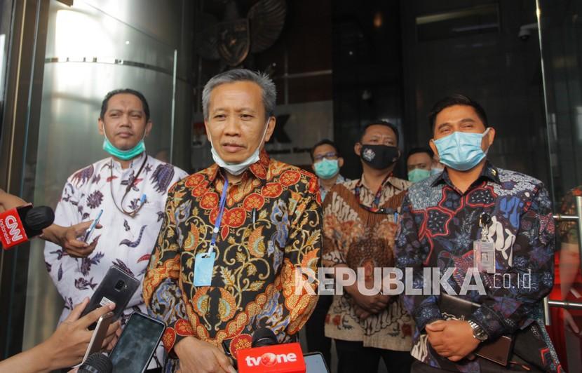 Jaksa Agung Muda Tindak Pidana Khusus Kejaksaan Agung (Jampidsus Kejagung) Ali Mukartono (tengahi) 