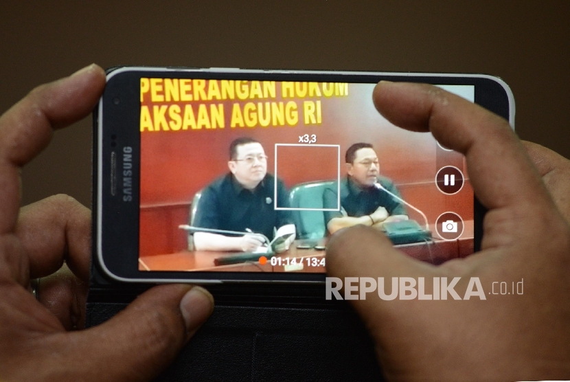 Jaksa agung muda tindak pidana umum Noor rochmad (kanan) bersama Kapuspenkum Kejaksaan Agung Mohammad Rum (kiri) mengumumkan berkas p21 atas kasus dugaan penistaan agama kepada awak media di Kejaksaan Agung, Jakarta, Rabu (30/11). 