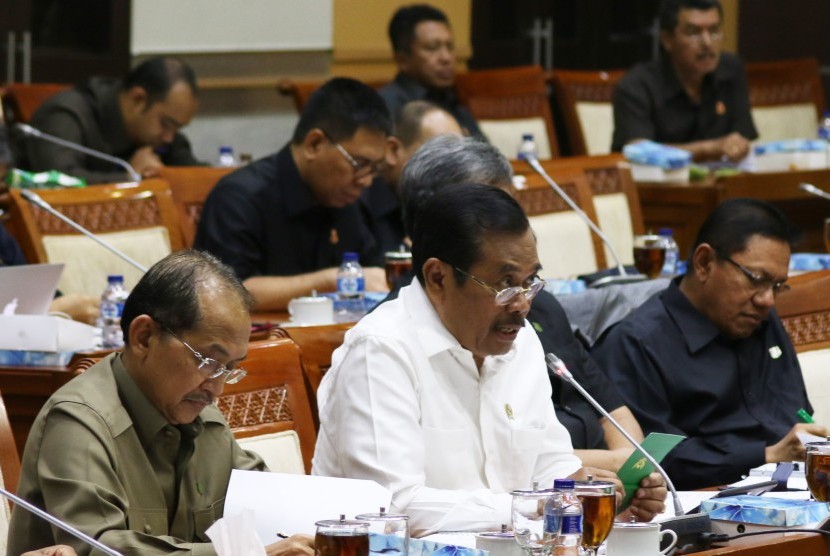 Jaksa Agung Muhammad Prasetyo (tengah) mengikuti rapat kerja bersama Komisi III DPR di Kompleks Parlemen, Senayan, Rabu (12/4). 