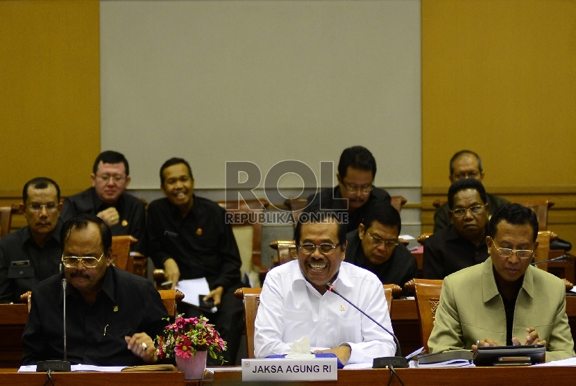 Jaksa Agung Prasetyo (tengah) menghadiri rapat dengar pendapat dengan komisi III DPR di Ruang rapat Komisi III, Kompelek Parlemen, Jakarta, Selasa (30/6). (Republika/Raisan Al Farisi)