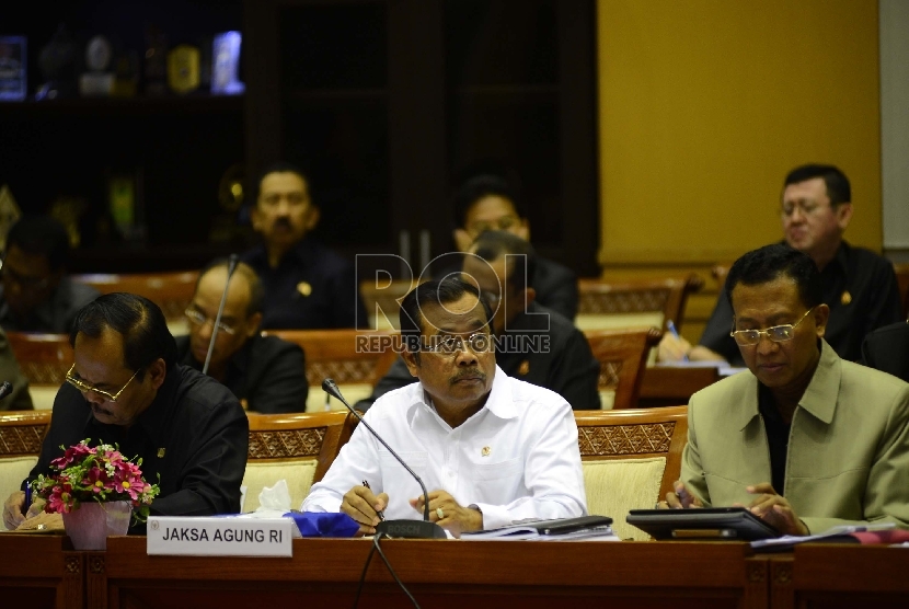 Jaksa Agung Prasetyo (tengah) menghadiri rapat dengar pendapat dengan komisi III DPR di Ruang rapat Komisi III, Kompelek Parlemen, Jakarta, Selasa (30/6). (Republika/Raisan Al Farisi)