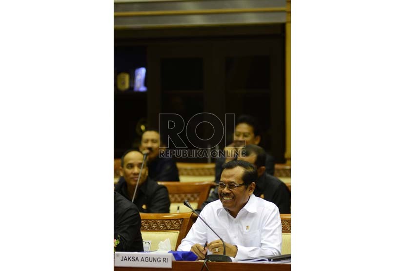 Jaksa Agung Prasetyo (tengah) menghadiri rapat dengar pendapat dengan komisi III DPR di Ruang rapat Komisi III, Kompelek Parlemen, Jakarta, Selasa (30/6). 