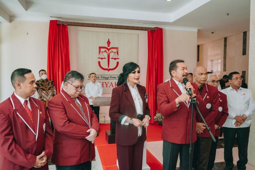 Jaksa Agung Republik Indonesia Sanitiar Burhanuddin selaku pendiri meresmikan STIH Adhyaksa sekaligus menandatangani Prasasti dan menyambut para mahasiswa baru pada Senin (3/10/2022).