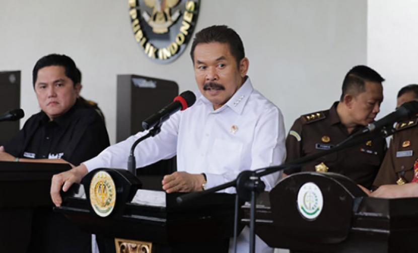 Jaksa Agung Republik Indonesia Sanitiar Burhanuddin didampingi Menteri BUMN Erick Thohir, mengumumkan tersangka baru kasus korupsi Garuda, di Kejaksaan Agung, Senin (27/6/2022)