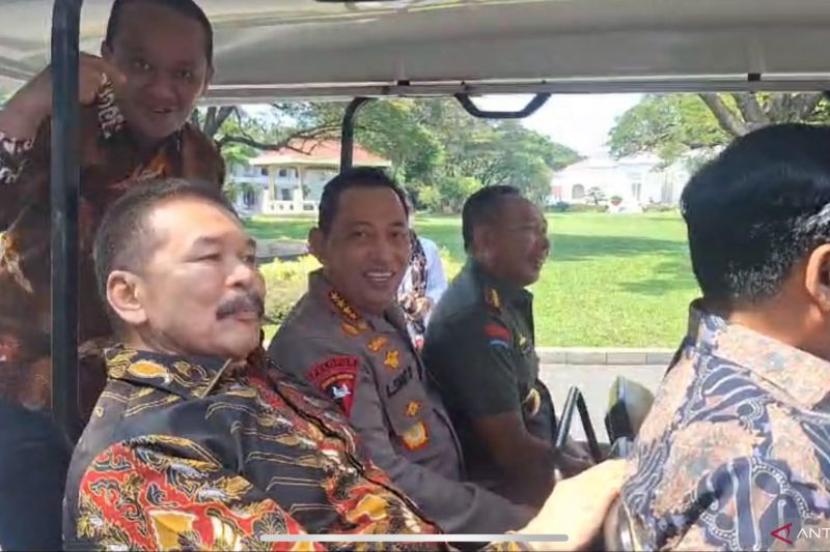 Jaksa Agung Sanitiar Burhanuddin dan Kapolri Jenderal Listyo Sigit Prabowo duduk bersebelahan di mobil golf usai menghadiri peluncuran INA Digital di Istana Negara, Jakarta Pusat, Senin (27/5/2024). 