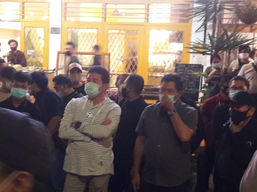 Jaksa Agung Sanitiar Burhanuddin datang ke lokasi kebakaran gedung Kejaksaan Agung RI pada Sabtu (22/8) sekitar pukul 21:15 WIB. Burhanuddin masih terus memantau upaya pemadaman yang dilakukan unit Damkar dari seluruh Jakarta.
