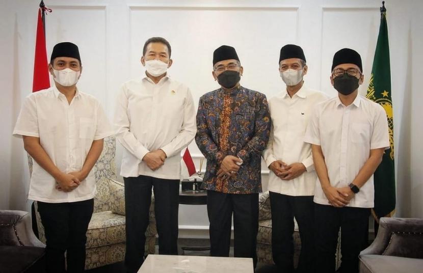 Jaksa Agung Sanitiar Burhanuddin (kedua kiri) berfoto bersama Ketum PBNU Yahya Cholis Staquf (tengah), Bendum PBNU Mardani Maming (kiri) dan jajaran pengurus PBNU lain di Kantor PBNU, Jakarta, Selasa (12/4/2022).