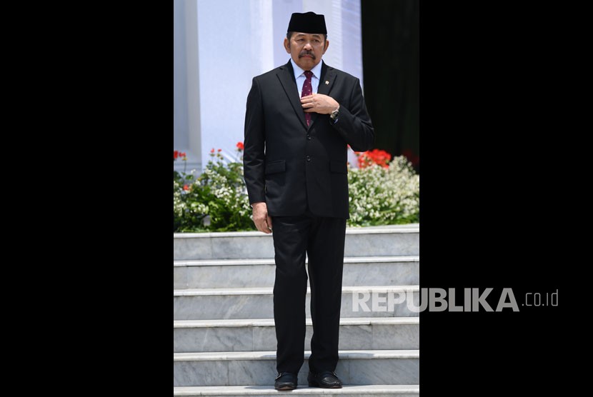 Jaksa Agung ST Burhanuddin bersiap mengikuti foto bersama seusai pelantikan menteri Kabinet Indonesia Maju di Beranda Istana Merdeka, Jakarta, Rabu (23/10/2019).
