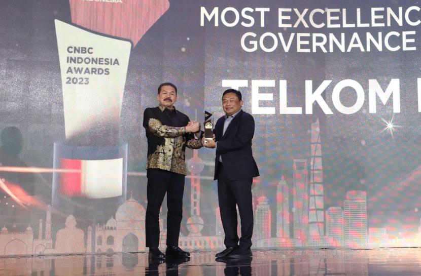 Jaksa Agung, ST Burhanuddin (kiri) menyerahkan award Most Excellence Good Corporate Governance Implementation kepada Telkom, yang diterima oleh Direktur Utama Telkom, Ririek Adriansyah (kanan) pada ajang CNBC Indonesia Awards 2023 di Jakarta, Rabu (13/12)