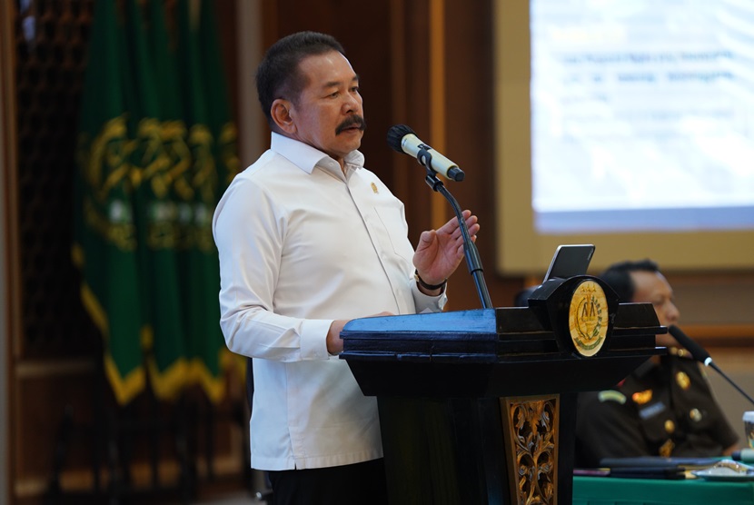 Jaksa Agung ST Burhanuddin memberikan ceramah kepada Siswa Pendidikan dan Pelatihan Pembentukan Jaksa (PPPJ) Angkatan LXXXI (81) Gelombang I Tahun 2024, di Badan Pendidikan dan Pelatihan Kejaksaan Republik Indonesia, Senin (9/9/2024).