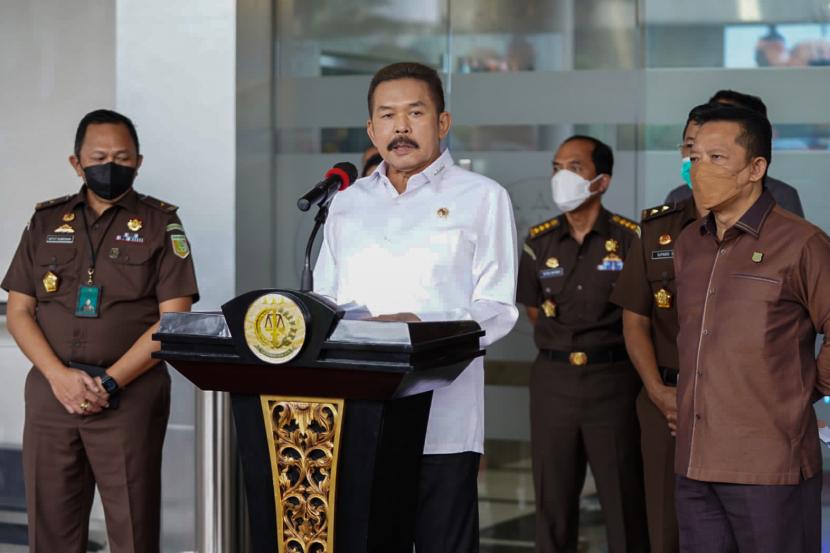 Jaksa Agung ST Burhanuddin memberikan keterangan saat penetapan tersangka mafia minyak goreng di Gedung Kejagung, Jakarta, Selasa (19/4/2022). Kejaksaan Agung menetapkan empat tersangka dugaan permufakatan antara pemohon dengan pemberi izin dalam proses penerbitan persetujuan ekspor minyak goreng yakni Direktur Jenderal Perdagangan Luar Negeri Kementerian Perdagangan (Kemendag) RI Indasari Wisnu Wardhana, Senior Manager Corporate Affairs PT Permata Hijau Group, Stanley MA, General Manager PT Musim Mas, Togar Sitanggang dan Komisaris Wilmar Nabati Indonesia Parlindungan, Tumanggor. 