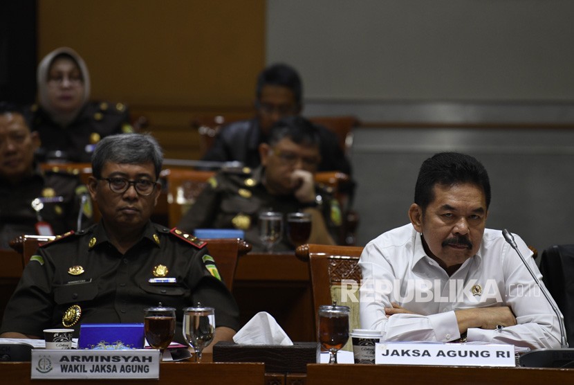 Jaksa Agung ST. Burhanuddin (tengah) didampingi Wakil Jaksa Agung Arminsyah (kiri) dan Jaksa Agung Muda Tindak Pidana Khusus M Adi Toegarisman (kanan) mengikuti rapat kerja bersama Komisi III DPR di Kompleks Parlemen Senayan, Jakarta, Senin (20/1/2020). 