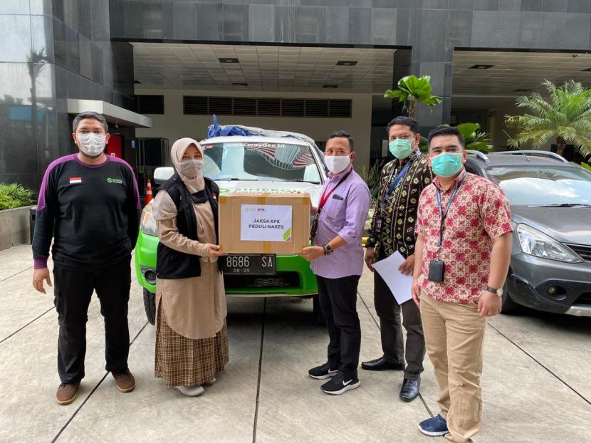 Jaksa Komisi Pemberantasan Korupsi (KPK) Peduli Nakes berkolaborasi dengan Sinergi Foundation menyalurkan sejumlah Alat Pelindung Diri (APD) dan minuman nutrisi penguat imun tubuh ke RS Darurat Covid-19  Asrama Haji Pondok Gede, Jakarta Timur, Jumat (17/4).