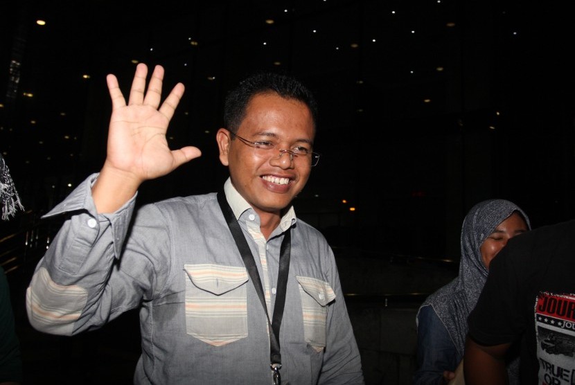 Jaksa Komisi Pemberantasan Korupsi (KPK) Yudi Christiana menjawab pertanyaan wartawan saat akan meninggalkan gedung KPK, Jakarta, Selasa (17/11). 
