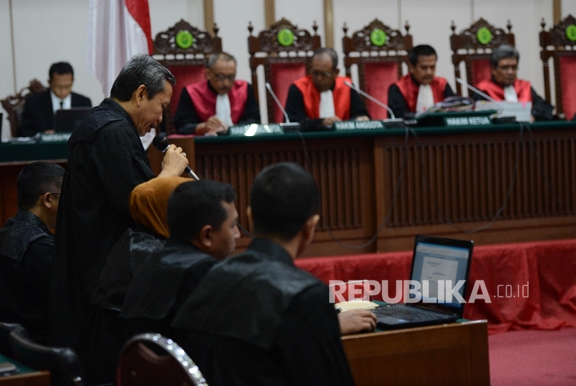  Jaksa Penuntut Umum membacakan tuntutan dengan terdakwa kasus dugaan penistaan agama Basuki Tjahaja Purnama atau Ahok saat mengikuti sidang lanjutan di Pengadilan Negeri Jakarta Utara, Auditorium Kementerian Pertanian, Jakarta, Kamis (20/4). 