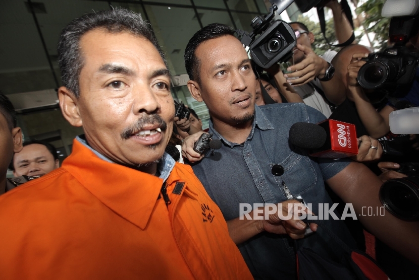 Jaksa Penuntut Umum pada Kejaksaan Tinggi Sumatera Barat Farizal mengenakan rompi tahanan KPK seusai diperiksa di Gedung KPK, Jakarta, Senin (26/9).