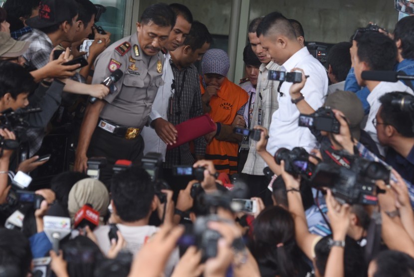 Jaksa Pidana Khusus Kejaksaan Tinggi Jawa Barat Deviyanti Rochaeni (tengah) mengenakan rompi tahanan seusai menjalani pemeriksaan di Gedung KPK, Jakarta, Selasa (12/4).