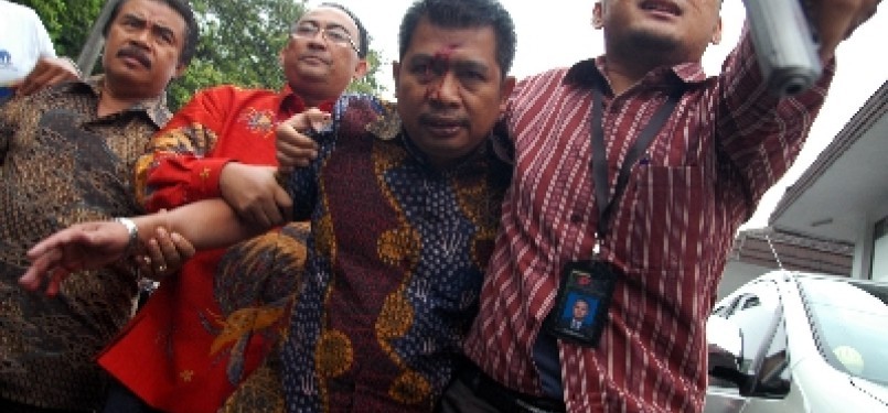 Jaksa Sistoyo terluka di bagian kepala langsung dikawal petugas keamanan di Pengadilan Tindak Pidana Korupsi (Tipikor) Bandung, Jawa Barat, Rabu (29/2).