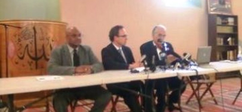 Jaksa Wilayah AS, Bill Hochul (tengah) dan Direktur MPAC, Khaled Qazi (kanan) dalam acara jumpa pers di Bufallo, New York