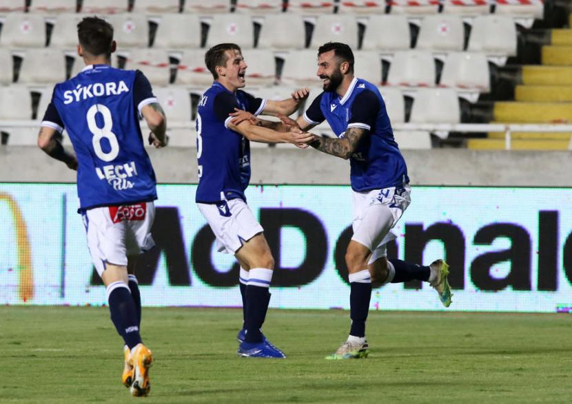 Jakub Kaminski (tengah) dan Mikael Ishak (kanan) dari Lech Poznan merayakan gol ke gawang Apollon Limassol dalam kualifikasi Liga Europa di Stadion GSP, Nicosia, Siprus, Kamis (24/9) WIB. 