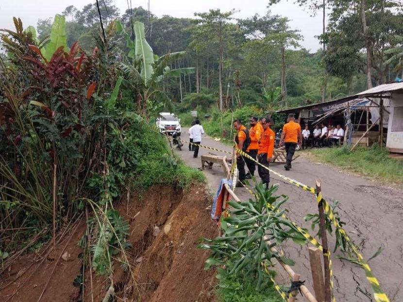 Jalan alternatif Bogor-Cianjur terdampak pergerakan tanah di Kampung Cibitung, Desa Wargajaya, Kecamatan Sukamakmur, Kabupaten Bogor, Jawa Barat. 