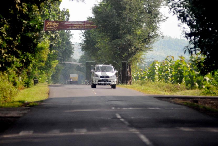 Jalan Alternatif melalui Cikamurang, Indramayu, Jawa Barat, Kamis (24/7).(Republika/ Wihdan)