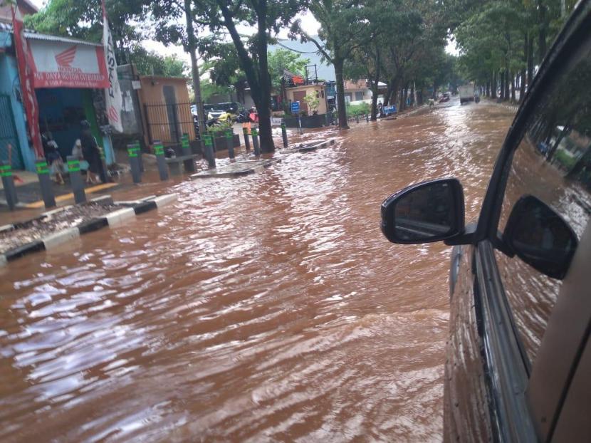 Jalan alternatif Pakansari, Kecamatan Cibinong, Kabupaten Bogor tergenang banjir setelah diguyur hujan deras
