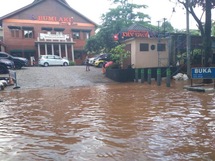 Jalan alternatif Pakansari, Kecamatan Cibinong, Kabupaten Bogor, Jawa Barat, tergenang banjir setelah diguyur hujan deras.