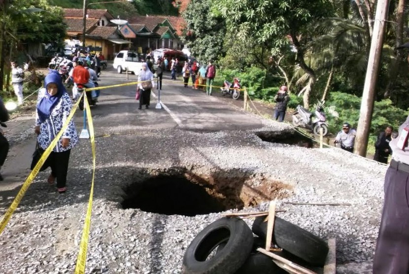 Jalan ambles di Majalengka, Ahad (22/1).