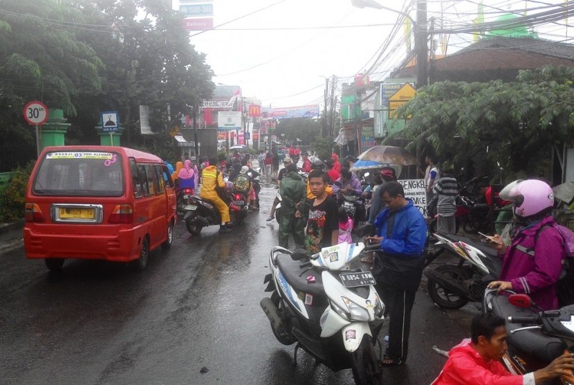 Jalan Bintara Raya terputus akibat melupanya Kali Cakung, Selasa (21/2).