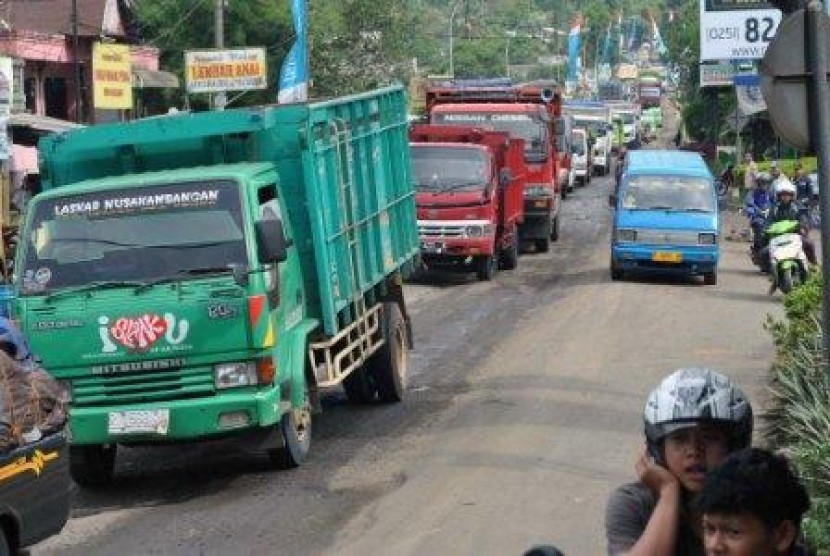 Jalan Ciawi menuju Sukabumi Rusak