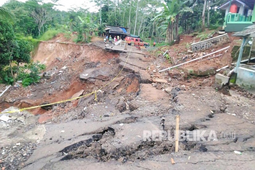 Jalan Cigedang, Desa Kawitan yang merupakan jalur utama penghubung Kecamatan Salopa dengan Cikatomas di Kabupaten Tasikmalaya terputus akibat longsor pada Sabtu (17/9) dini hari. (Republika/Fuji E Permana)