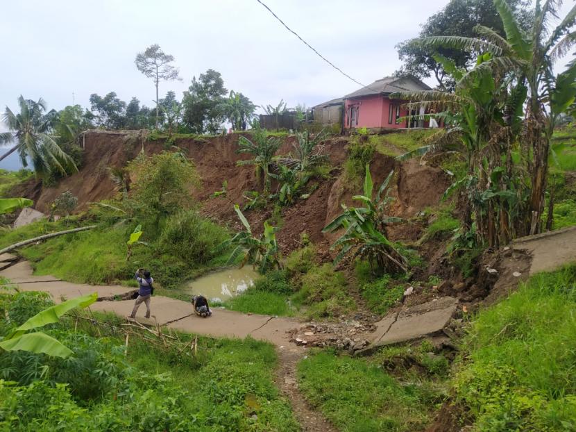 Jalan desa di Desa Batulawang, Kecamatan Cipanas, Kabupaten Cianjur longsor