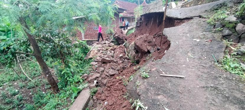 Jalan desa di Desa Cilolohan, Kecamatan Tanjungjaya, Kabupaten Tasikmalaya, terbawa longsor, Kamis (28/10).