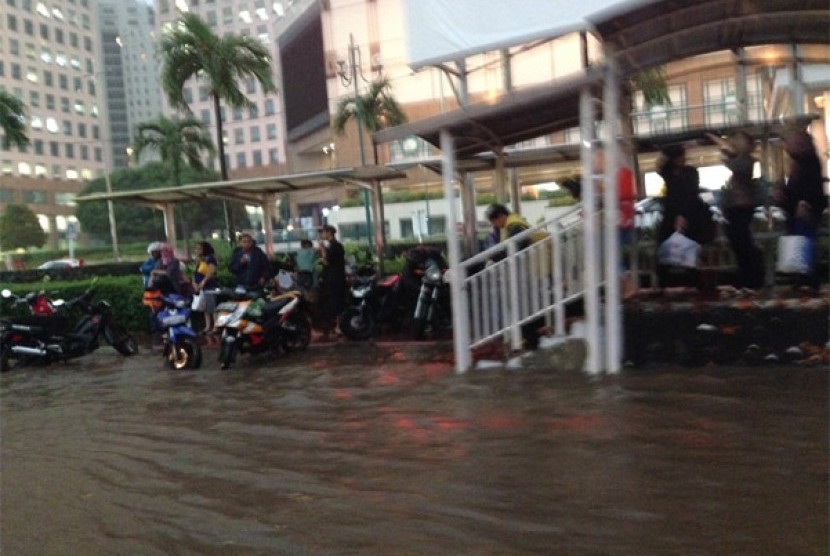 Jalan di depan Plaza Senayan terendam air