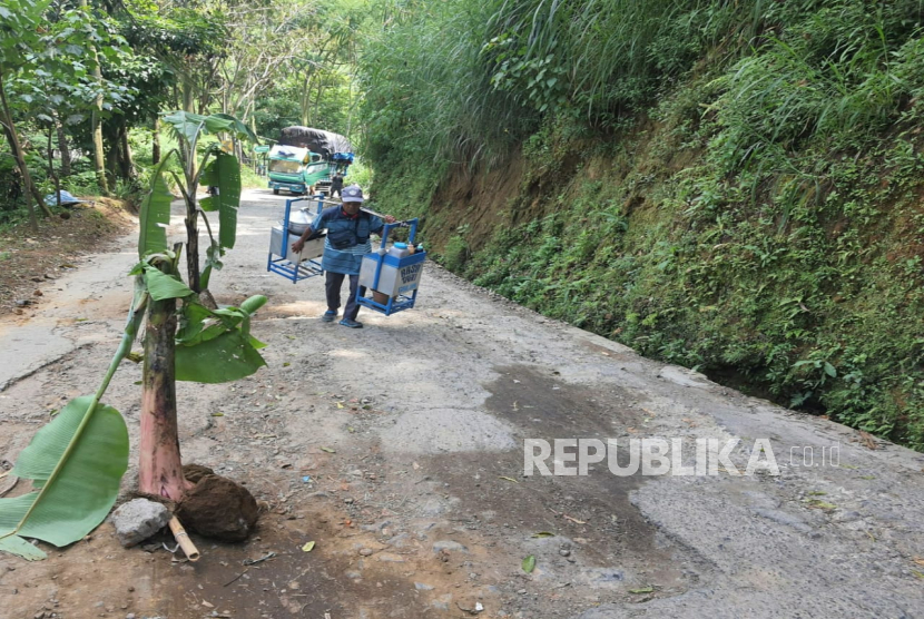Jalan di Desa Cikahuripan, Kecamatan Lembang, Kabupaten Bandung Barat Ditanami Pohon Pisang Sebagai Simbol Protes karena Tak Kunjung Diperbaiki.