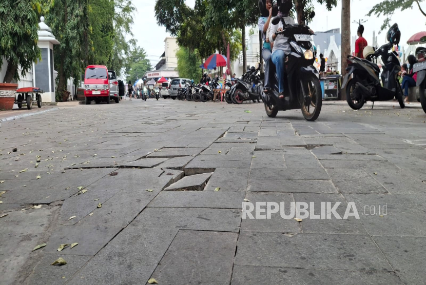 Jalan di Kawasan Alun-alun Kota Cimahi, Jawa Barat yang Ditata Mirip Jalan Braga, Kota Bandung Mulai Rusak Padahal Belum Diresmikan.