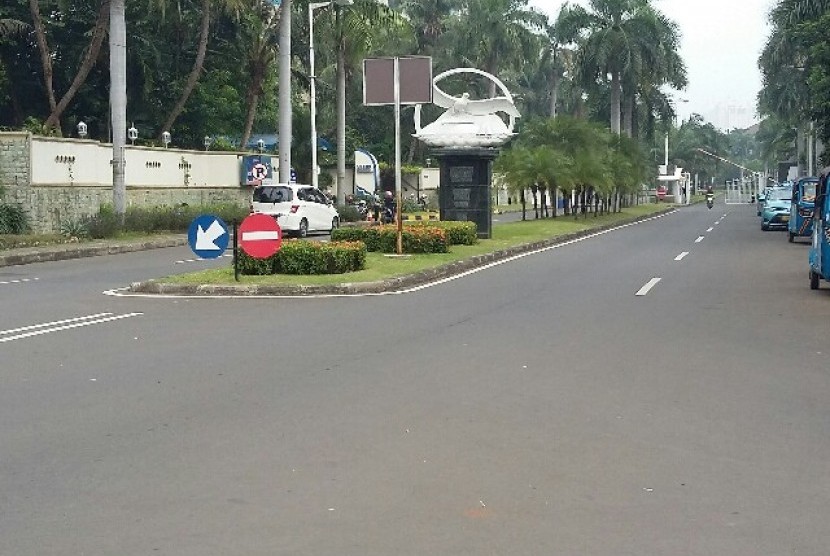 Jalan di komplek perumahan Gubernur DKI Jakarta nonaktif Basuki T Purnama di Perumahan Pantai Mutiara, Jakarta, terlihat lengang, Jumat (4/11).