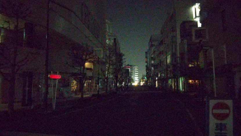 Jalan di pinggiran Tokyo menjadi gelap akibat kendala pasokan listrik menyusul gempa kuat  yang melanda Jepang pada Rabu (16/3/2022).